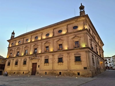 Historické budovy na Plaza de Vázquez Molina v Úbeda